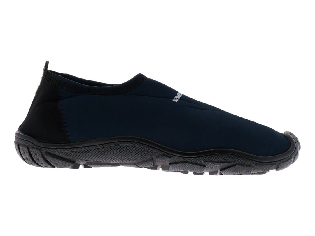 Zapato acuático SVAGO color marino con suela negra flexible y diseño ergonómico.