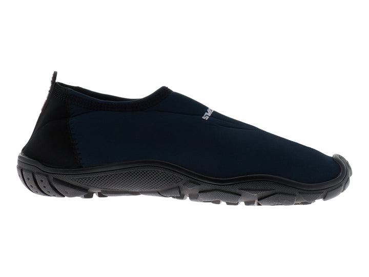 Zapato acuático SVAGO color marino con suela negra flexible y diseño ergonómico.