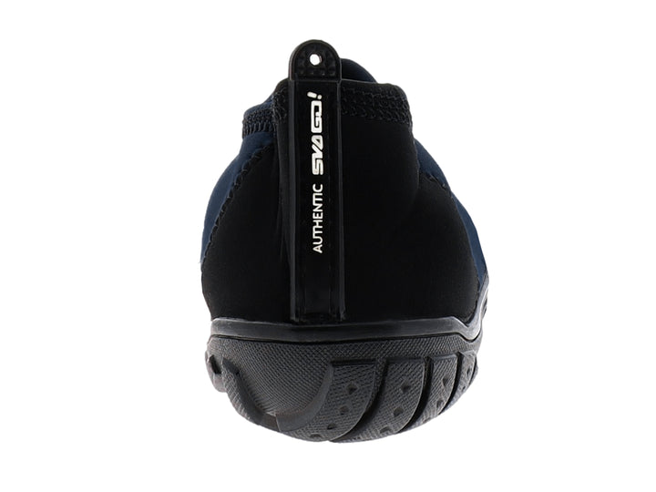 Zapato acuático SVAGO color marino con suela negra flexible y diseño ergonómico.