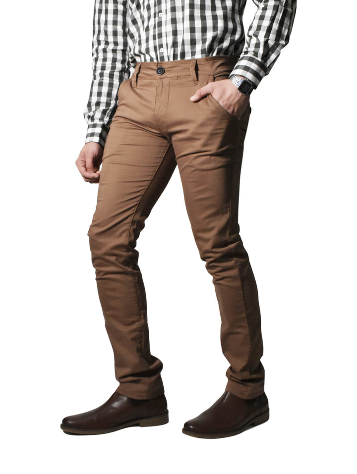 Hombre vistiendo pantalón de gabardina color bambi con camisa a cuadros y zapatos cafés.