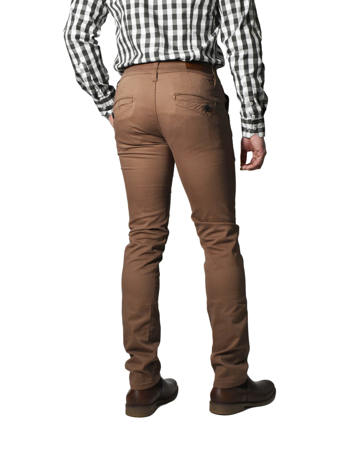 Hombre vistiendo pantalón de gabardina color bambi con camisa a cuadros y zapatos cafés.