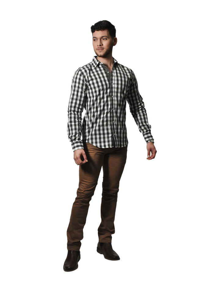 Hombre vistiendo pantalón de gabardina color bambi con camisa a cuadros y zapatos cafés.