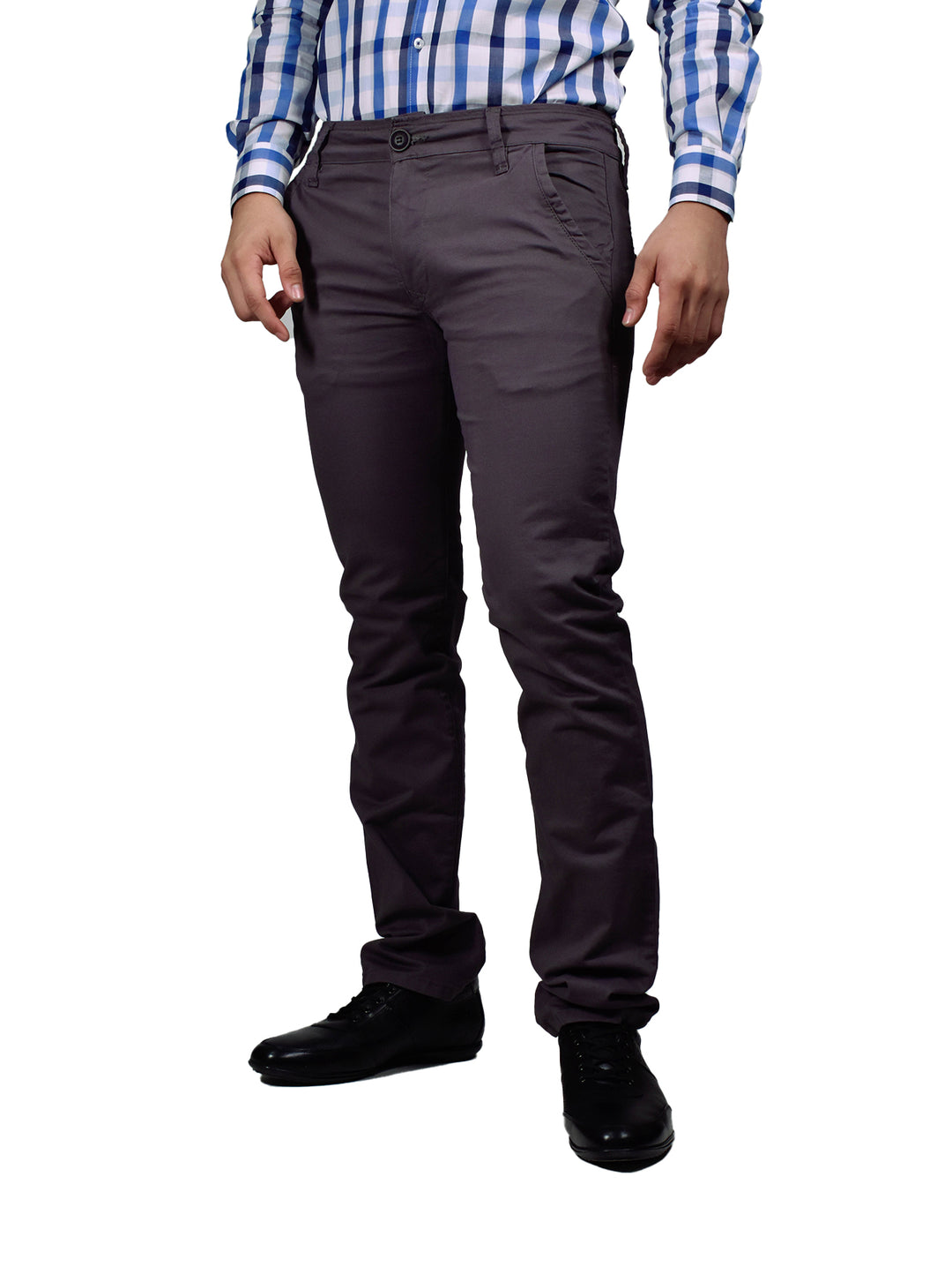 Hombre vistiendo un pantalón de gabardina color gris oxford con camisa a rayas y zapatos negros.