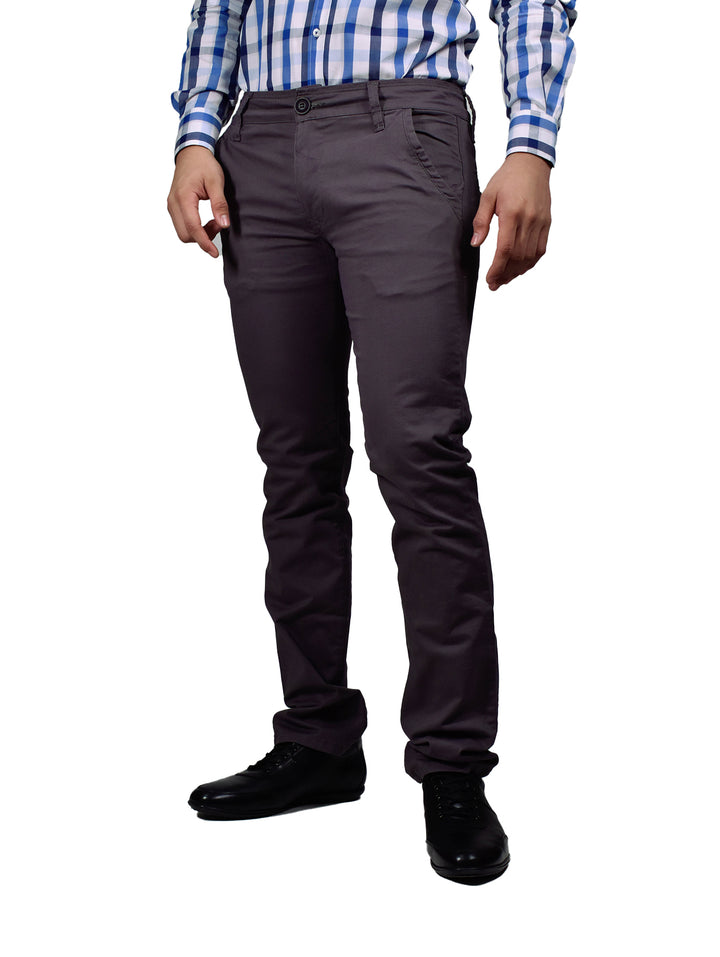 Hombre vistiendo un pantalón de gabardina color gris oxford con camisa a rayas y zapatos negros.