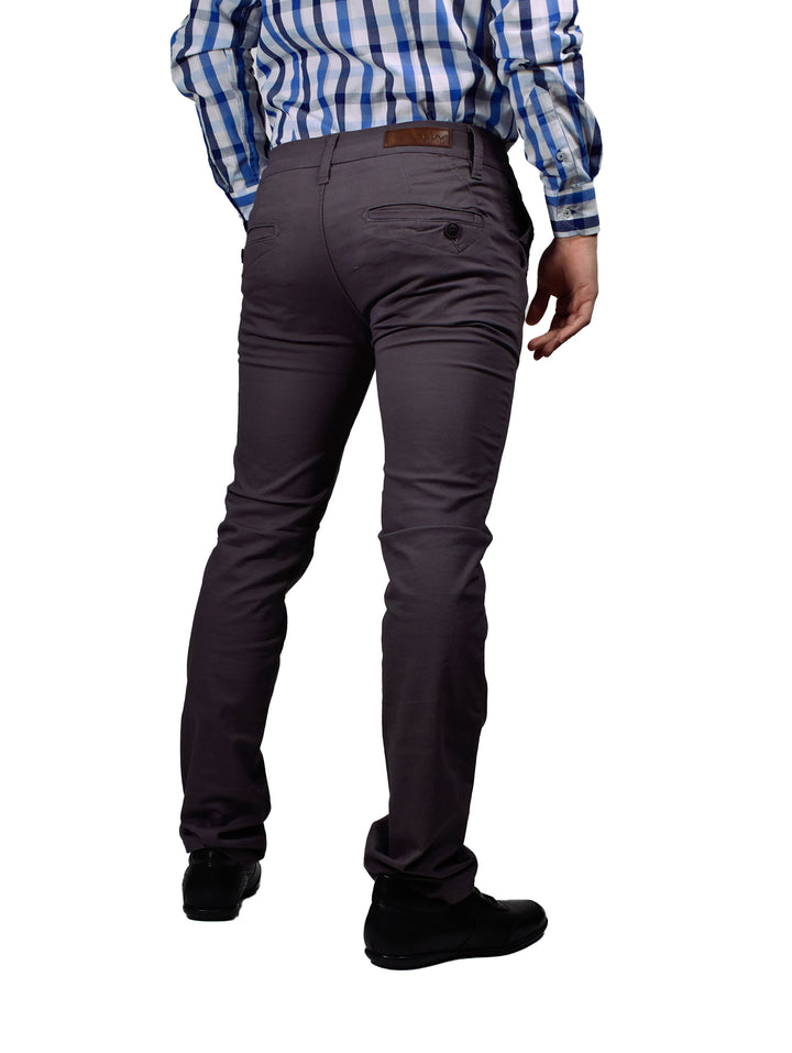 Hombre vistiendo un pantalón de gabardina color gris oxford con camisa a rayas y zapatos negros.