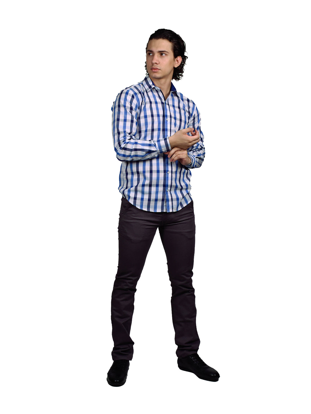 Hombre vistiendo un pantalón de gabardina color gris oxford con camisa a rayas y zapatos negros.