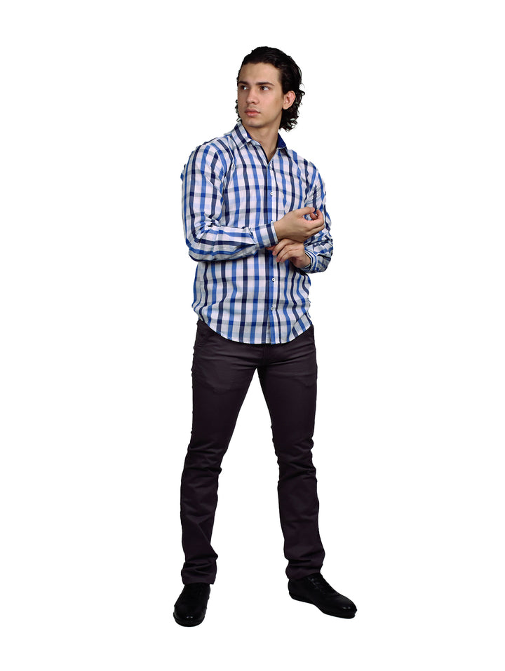 Hombre vistiendo un pantalón de gabardina color gris oxford con camisa a rayas y zapatos negros.