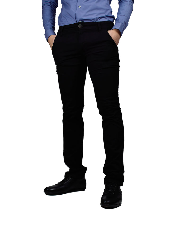 Hombre vistiendo pantalón de gabardina color negro, camisa azul y zapatos negros.