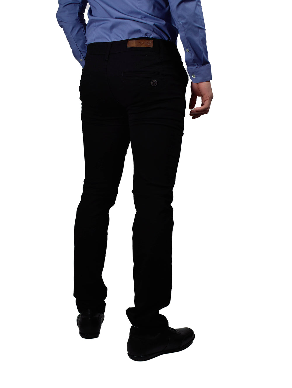 Hombre vistiendo pantalón de gabardina color negro, camisa azul y zapatos negros.
