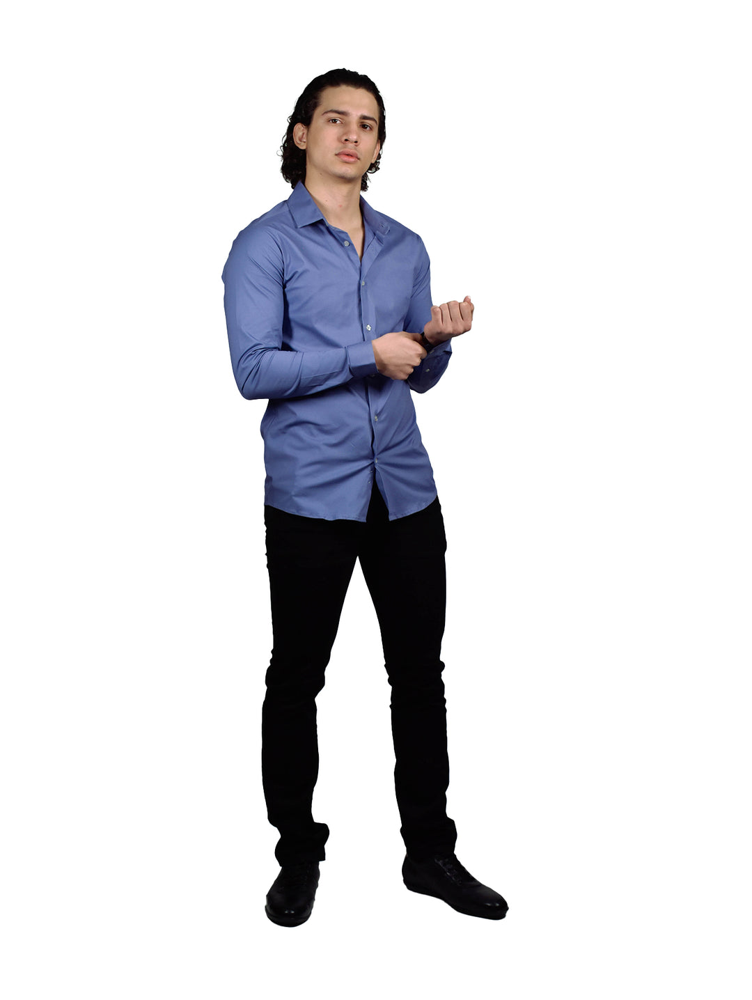 Hombre vistiendo pantalón de gabardina color negro, camisa azul y zapatos negros.