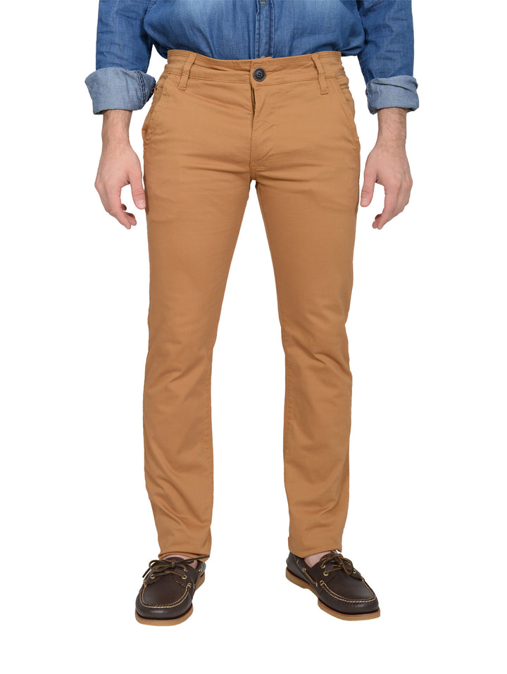 Pantalón de gabardina color oro para hombre con corte recto y estilo casual.