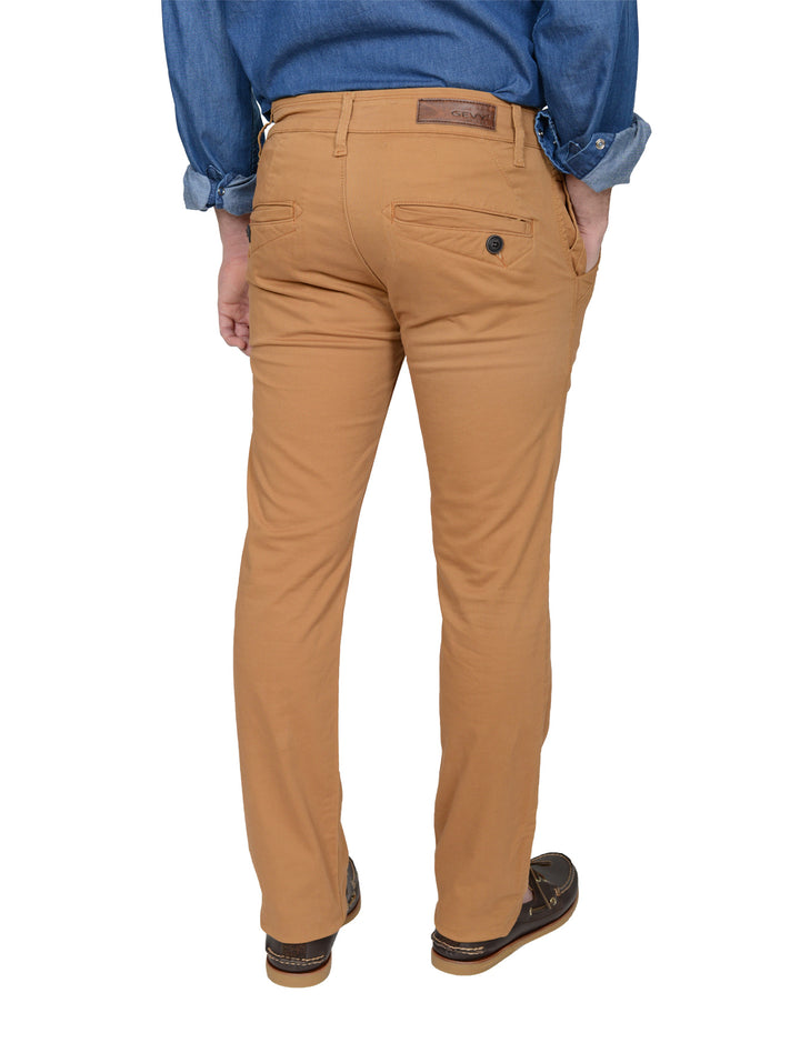 Pantalón de gabardina color oro para hombre con corte recto y estilo casual.
