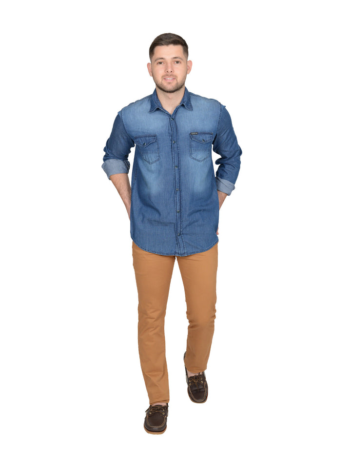 Pantalón de gabardina color oro para hombre con corte recto y estilo casual.