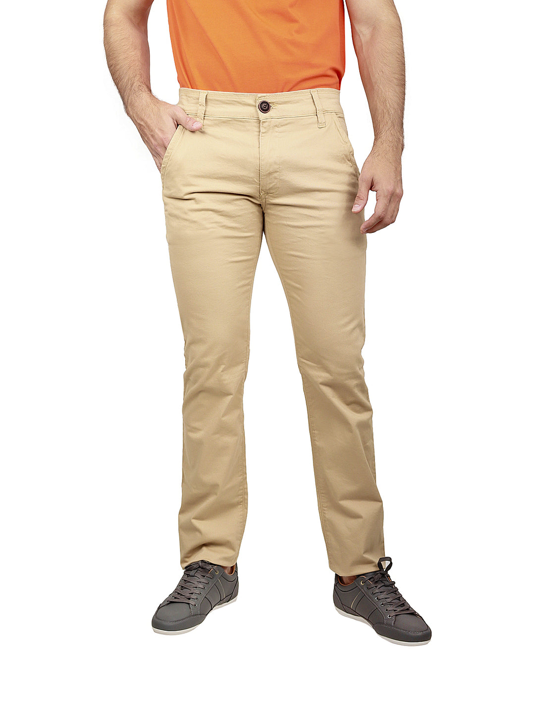 Hombre vistiendo un pantalón casual de color beige marca Gevy Jeans.