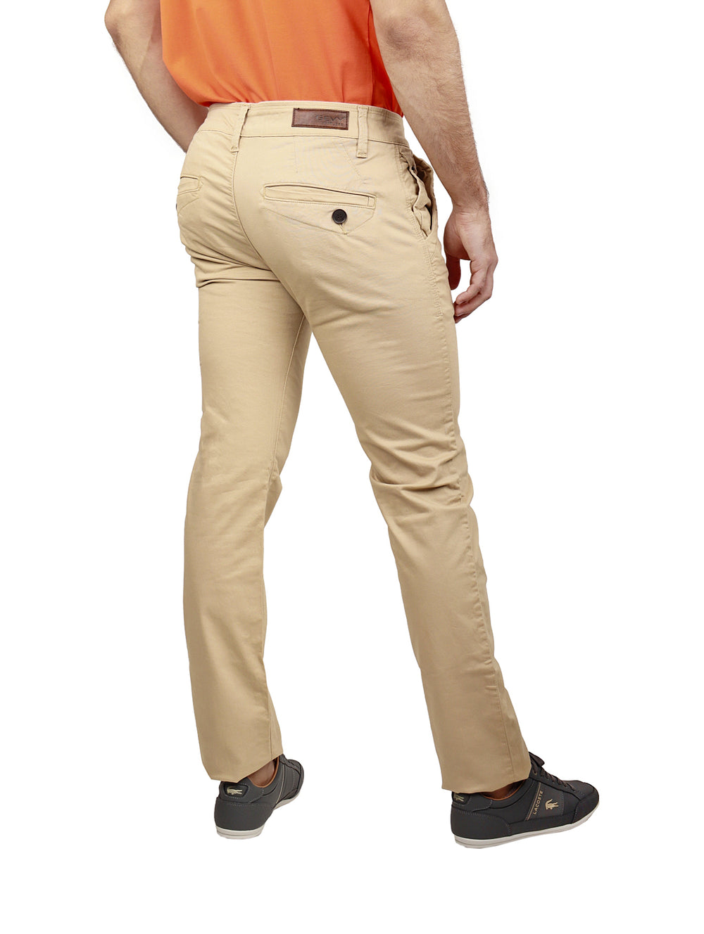 Hombre vistiendo un pantalón casual de color beige marca Gevy Jeans.