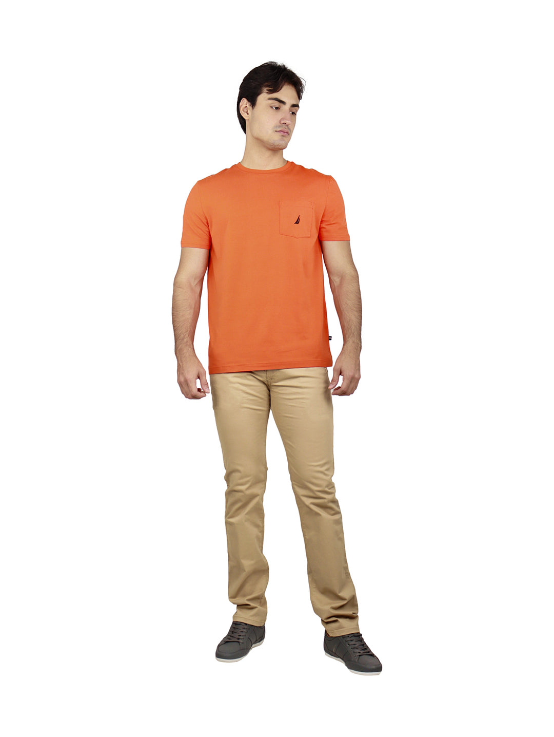 Hombre vistiendo un pantalón casual de color beige marca Gevy Jeans.