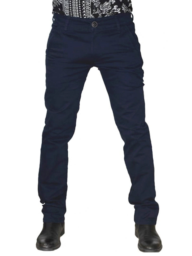 Hombre vistiendo pantalón de gabardina color azul marino y zapatos negros.