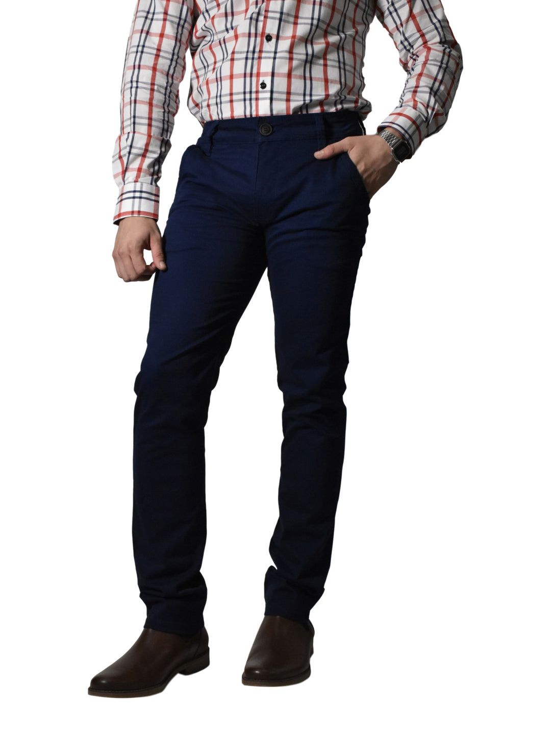 Hombre vistiendo pantalón de gabardina color azul marino, camisa a cuadros y zapatos cafés.