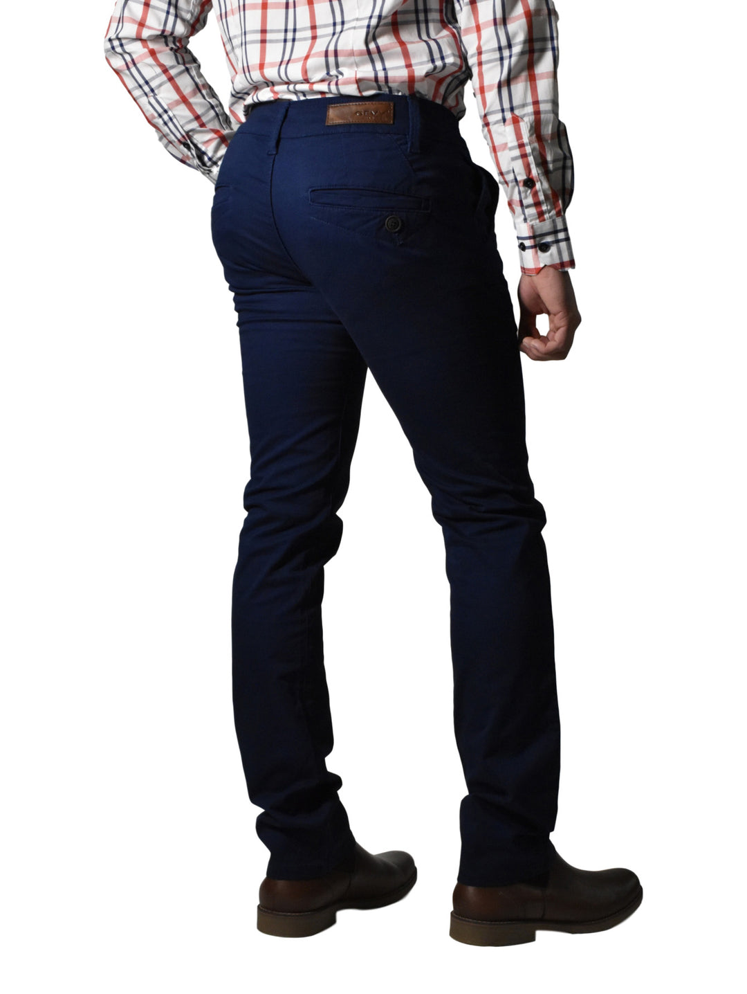 Hombre vistiendo pantalón de gabardina color azul marino, camisa a cuadros y zapatos cafés.