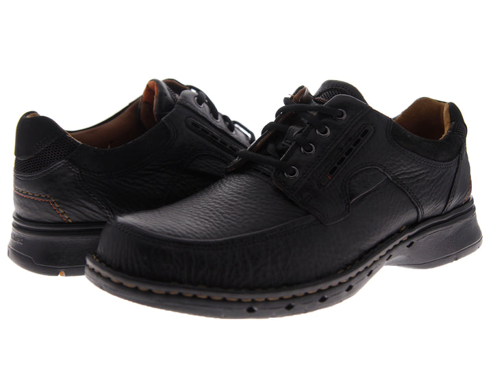Zapatos casuales de cuero negro con cordones para hombre marca Clarks.