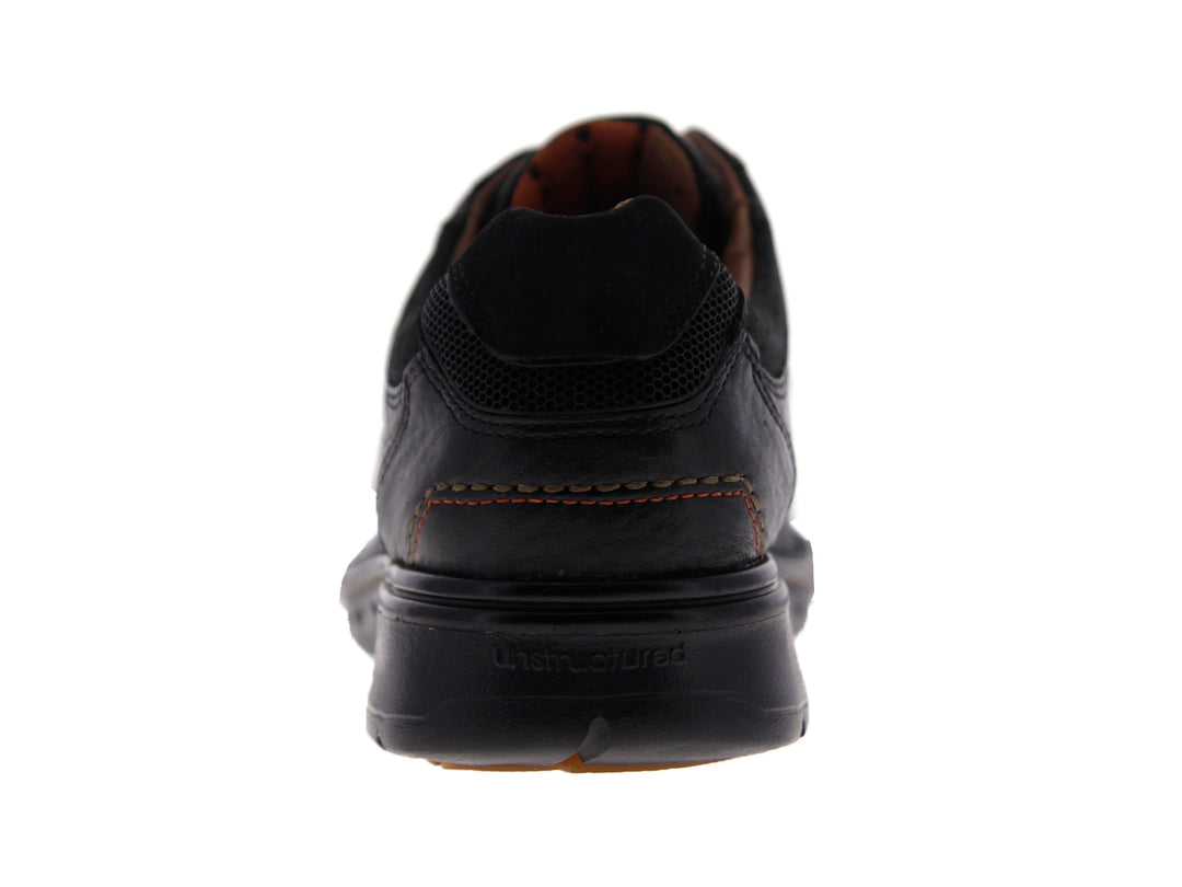 Zapatos casuales de cuero negro con cordones para hombre marca Clarks.