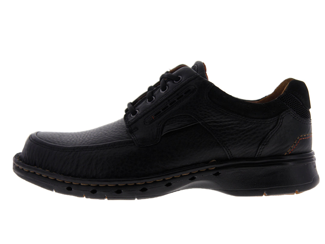Zapatos casuales de cuero negro con cordones para hombre marca Clarks.