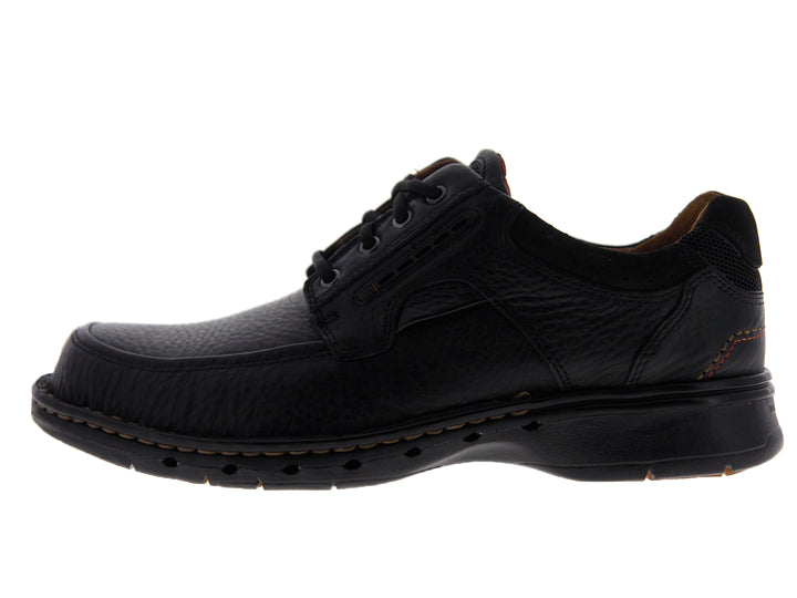 Zapatos casuales de cuero negro con cordones para hombre marca Clarks.