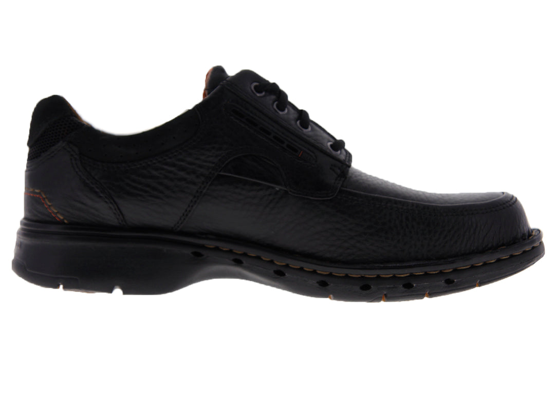 Zapatos casuales de cuero negro con cordones para hombre marca Clarks.