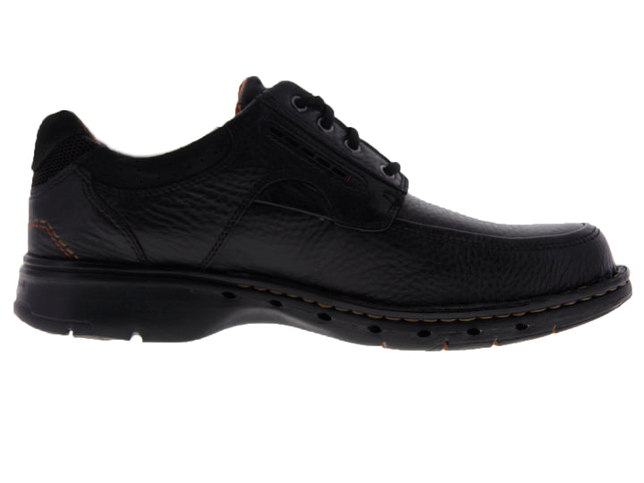 Zapatos casuales de cuero negro con cordones para hombre marca Clarks.
