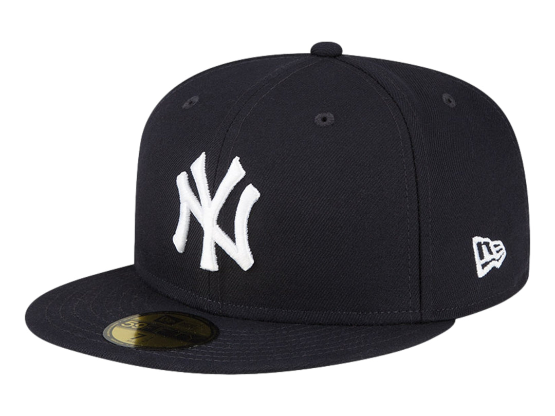 Gorra de béisbol New Era color negro con logotipo blanco de los New York Yankees y visera plana.