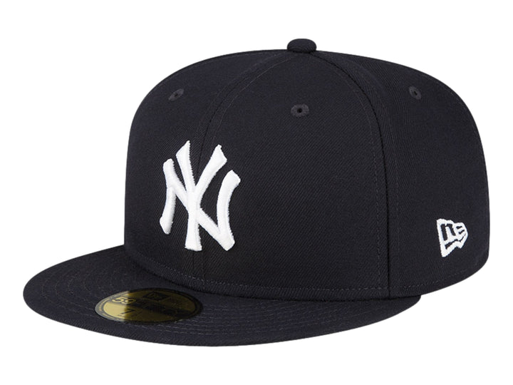 Gorra de béisbol New Era color negro con logotipo blanco de los New York Yankees y visera plana.