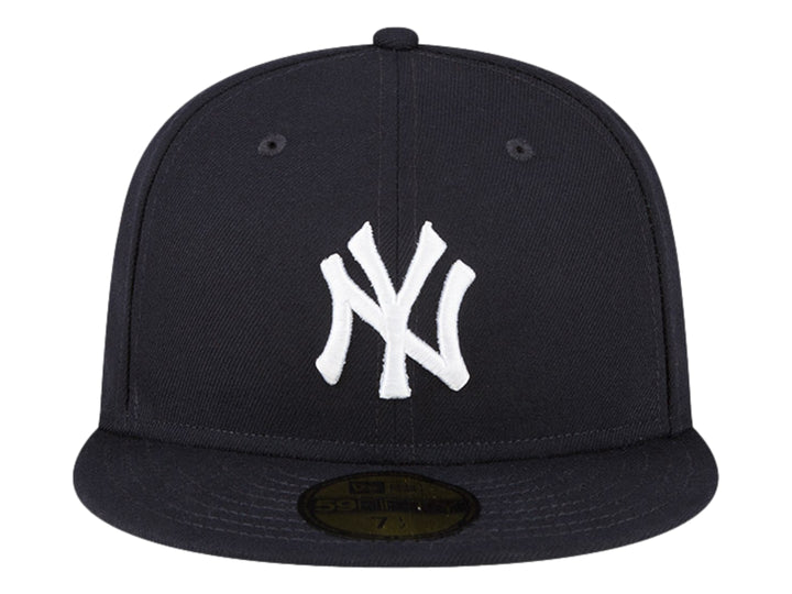 Gorra de béisbol New Era color negro con logotipo blanco de los New York Yankees y visera plana.