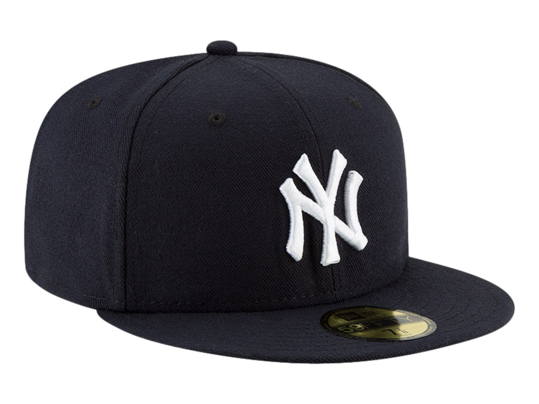 Gorra de béisbol New Era color negro con logotipo blanco de los New York Yankees y visera plana.