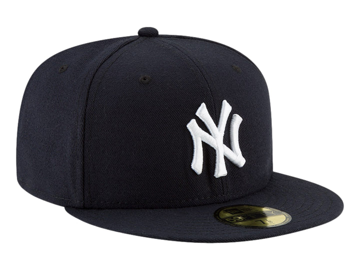 Gorra de béisbol New Era color negro con logotipo blanco de los New York Yankees y visera plana.