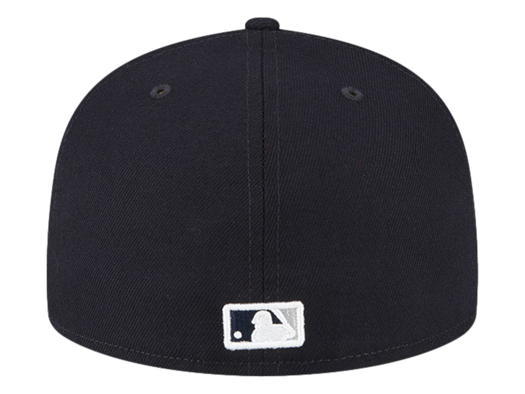 Gorra de béisbol New Era color negro con logotipo blanco de los New York Yankees y visera plana.