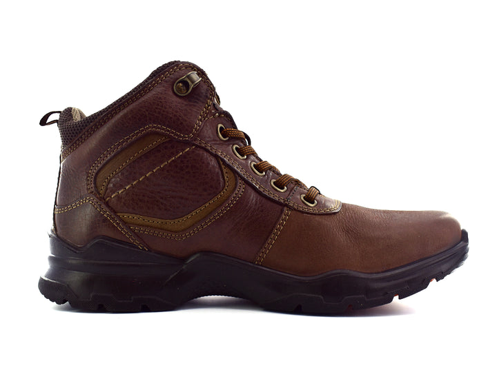 Botín Flexi color chocolate de cuero con agujetas y suela negra robusta para hombre.