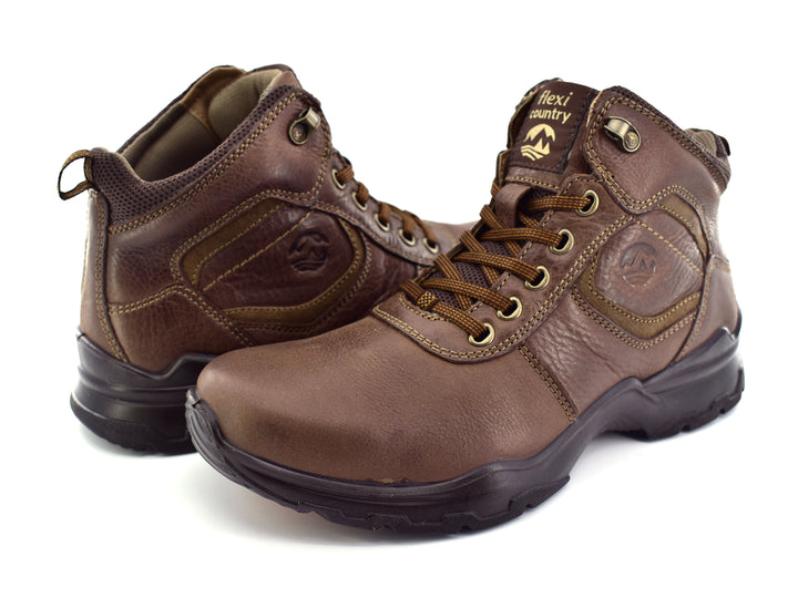 Botín Flexi color chocolate de cuero con agujetas y suela negra robusta para hombre.