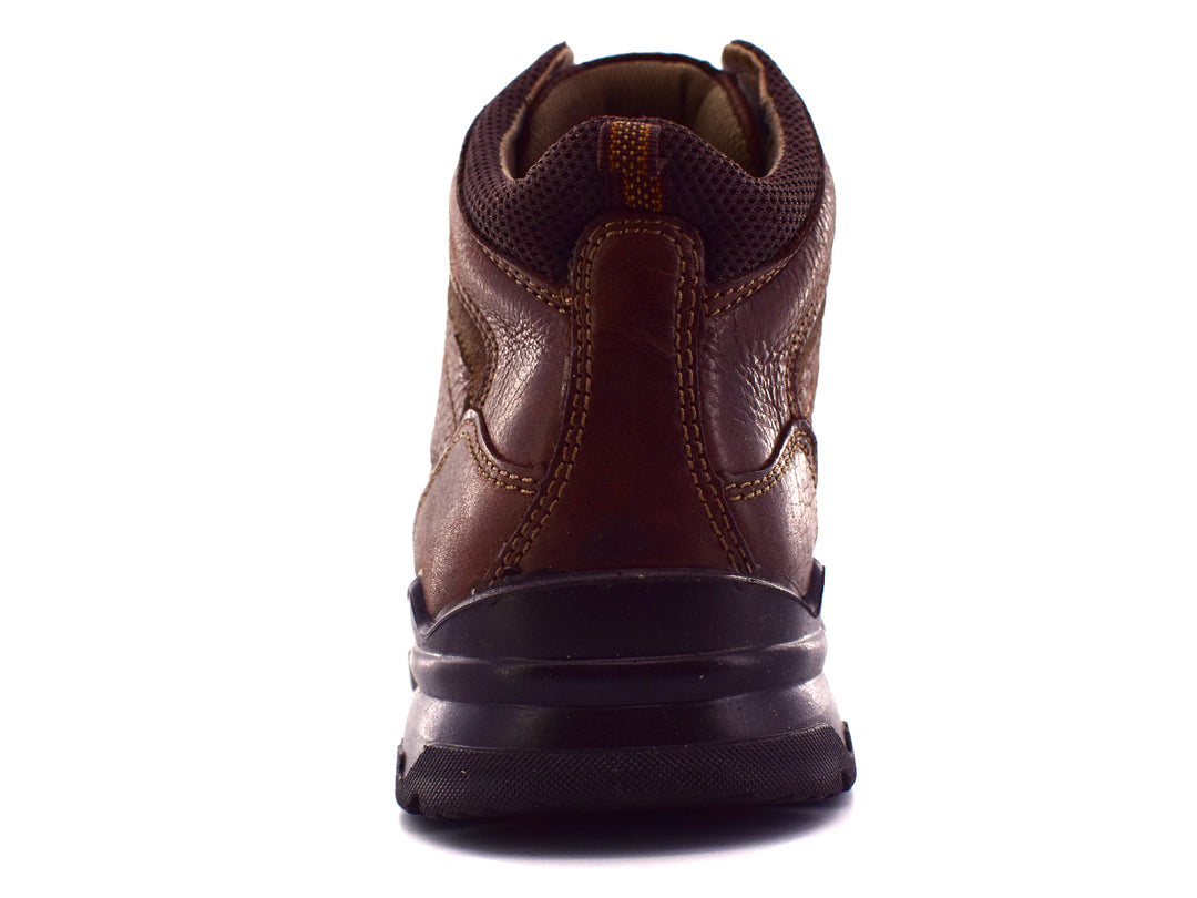 Botín Flexi color chocolate de cuero con agujetas y suela negra robusta para hombre.
