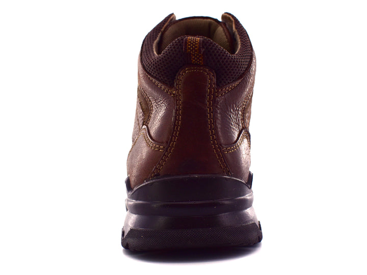 Botín Flexi color chocolate de cuero con agujetas y suela negra robusta para hombre.