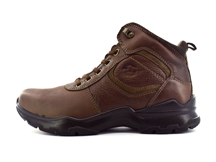 Botín Flexi color chocolate de cuero con agujetas y suela negra robusta para hombre.