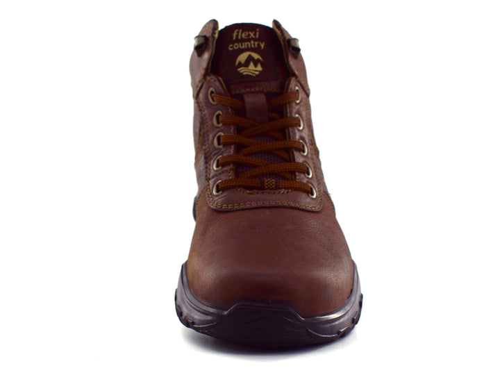 Botín Flexi color chocolate de cuero con agujetas y suela negra robusta para hombre.