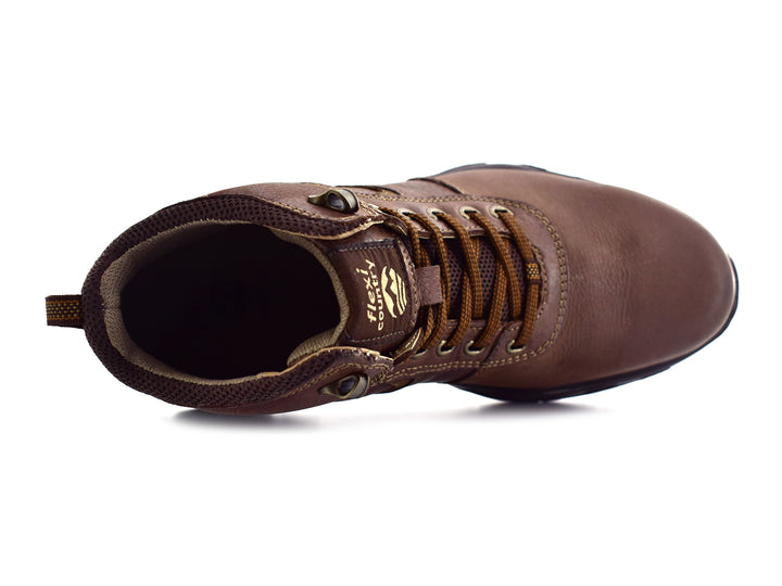 Botín Flexi color chocolate de cuero con agujetas y suela negra robusta para hombre.