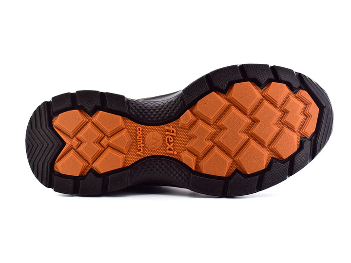Botín Flexi color chocolate de cuero con agujetas y suela negra robusta para hombre.