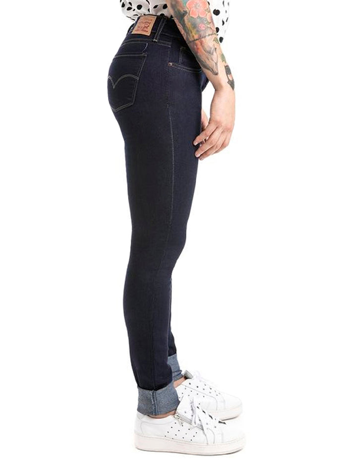 Vista lateral de mujer usando jeans Levi&