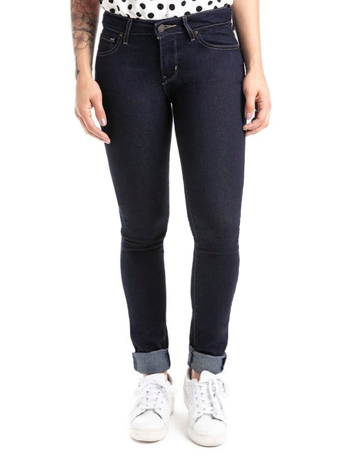 Vista lateral de mujer usando jeans Levi&