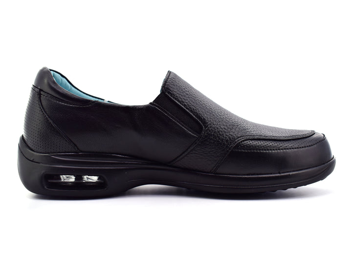 Zapato JARKING color negro estilo slip-on con suela negra y detalle de amortiguación en el talón.