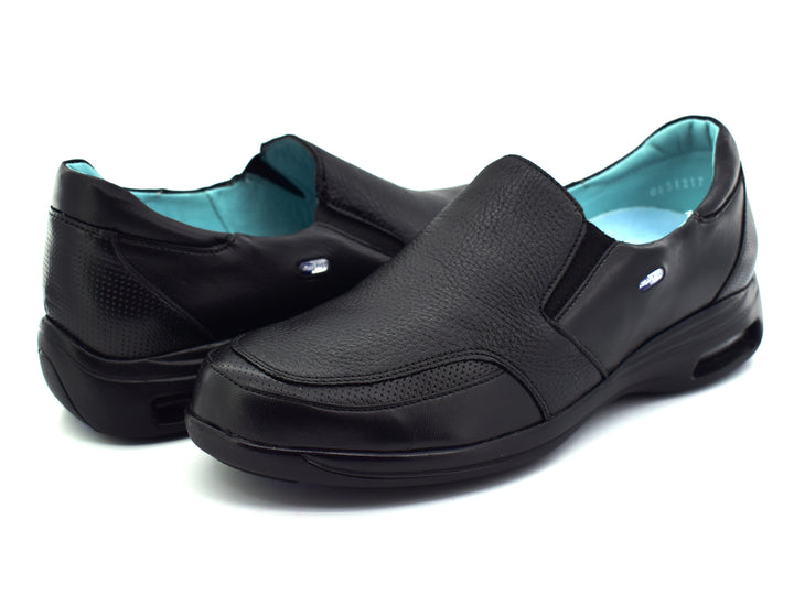 Zapato JARKING color negro estilo slip-on con suela negra y detalle de amortiguación en el talón.