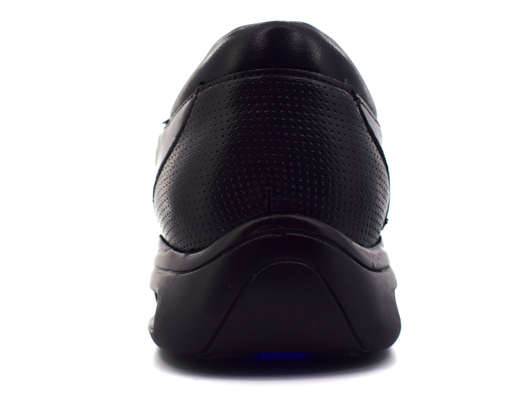 Zapato JARKING color negro estilo slip-on con suela negra y detalle de amortiguación en el talón.