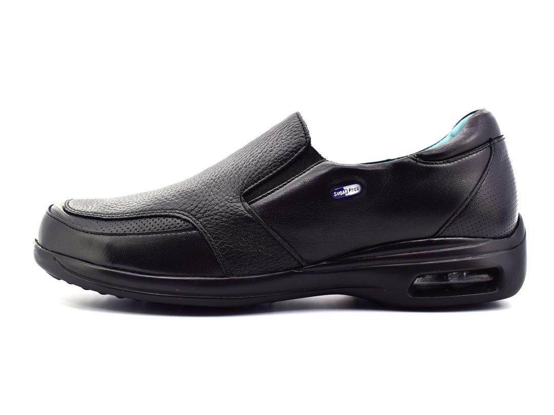 Zapato JARKING color negro estilo slip-on con suela negra y detalle de amortiguación en el talón.