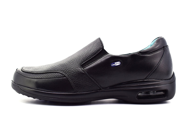 Zapato JARKING color negro estilo slip-on con suela negra y detalle de amortiguación en el talón.